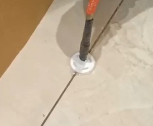 法库瓷砖空鼓维修公司专业解答瓷砖在铺贴过程中，如果没有涂抹均匀到位的粘结材料（如水泥砂浆或瓷砖胶），可能会导致以下问题