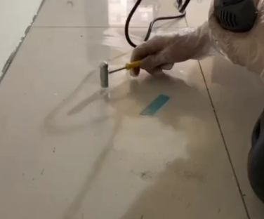 法库瓷砖开裂维修公司专业分享瓷砖在铺贴前如果没有沥干水分，将会导致以下问题